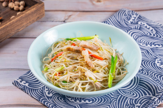 五花肉炒绿豆芽