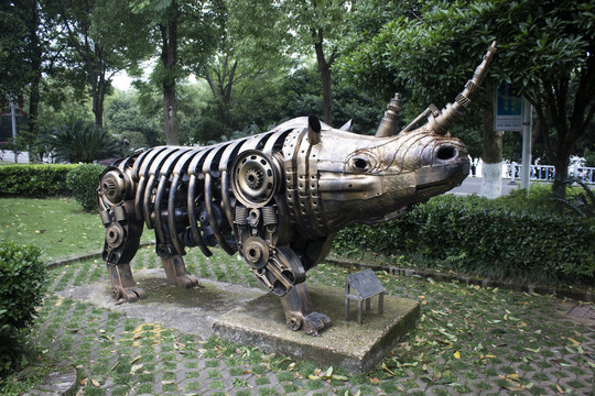 钢铁雕塑犀牛
