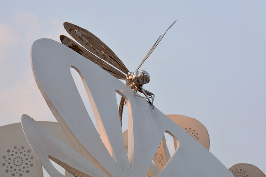 现代风格莲叶蜻蜓雕塑