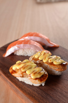 三文鱼腩寿司汁烧扇贝寿司