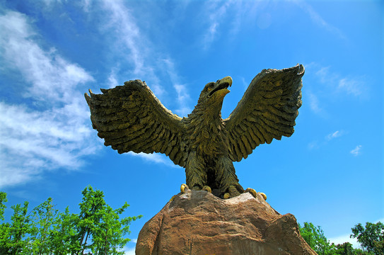 雄鹰展翅雕像