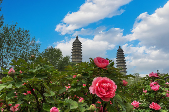 中国山西太原市永祚寺双塔风光