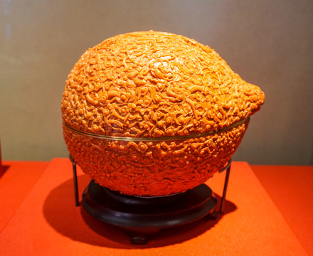 金胎珊瑚雕云龙福寿纹桃式盒