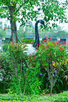 公园白鹤塑像