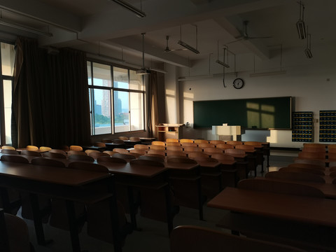 教室安静