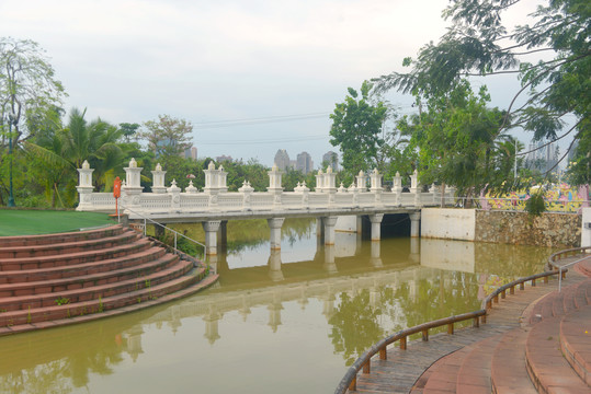 西双版纳水上集市的傣式桥梁