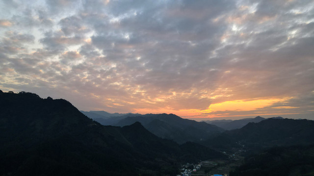 山村日落