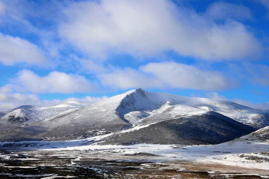 四川甘孜冬季蓝天白云雪山美景