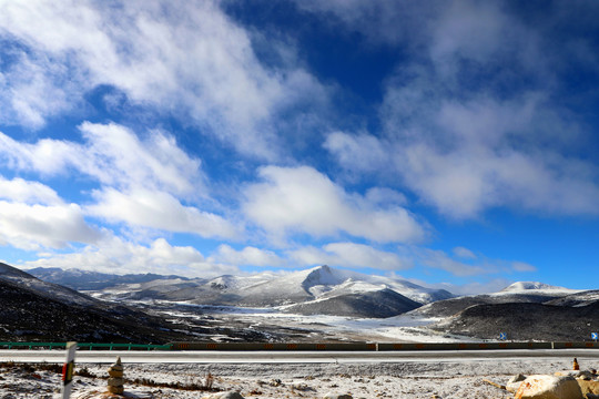 四川甘孜冬季蓝天白云雪山美景