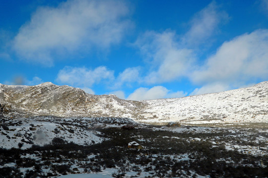 四川甘孜冬季蓝天白云雪山美景