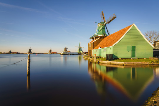 荷兰桑斯安斯风车村房屋与风车