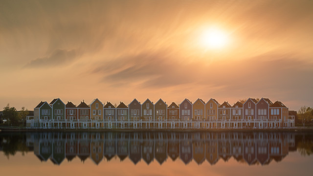 荷兰特色彩色房屋黄昏景观