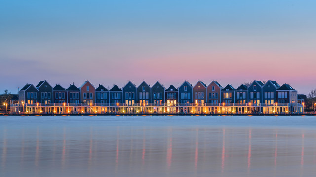 荷兰特色彩色房屋黄昏景观