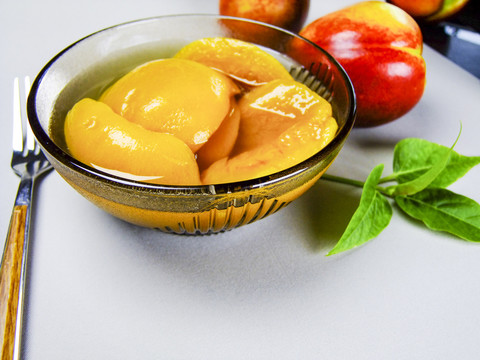 黄桃罐头和油桃
