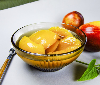油桃和黄桃罐头