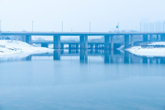 雪后的桥梁