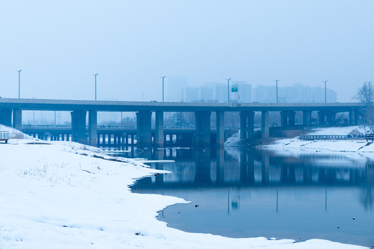 雪后的高架桥