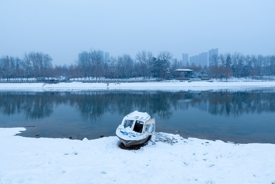 雪后河边的小船