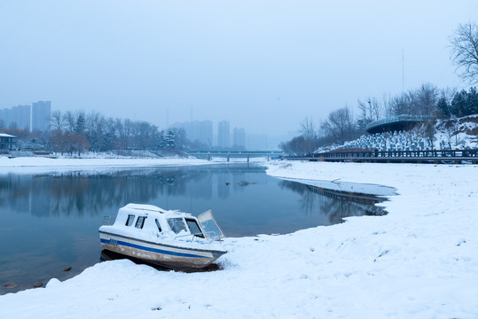 雪后河边的小船