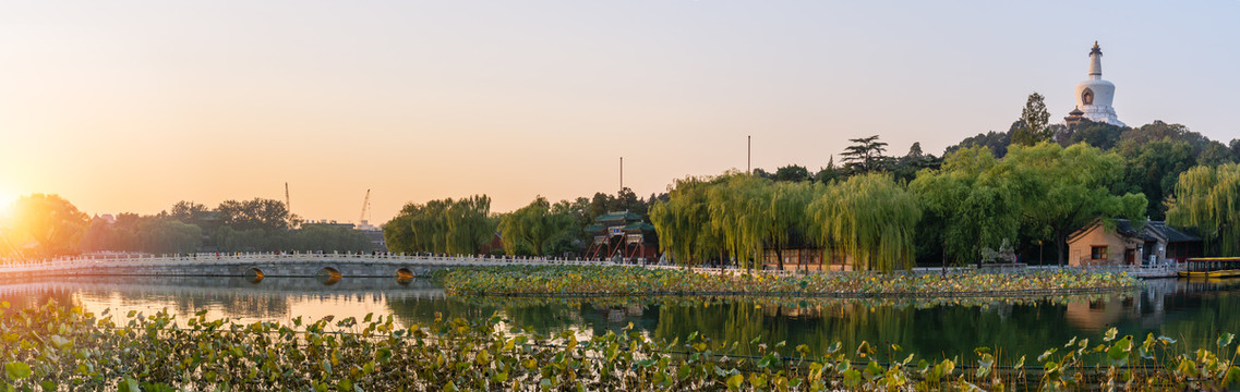 夕阳下的北京北海公园
