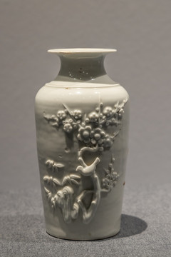 白釉堆贴梅花纹瓷瓶