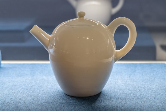 白釉茶壶