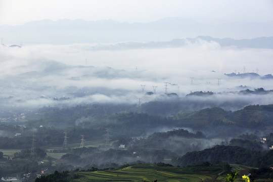 云雾缭绕高山沟壑自然风光