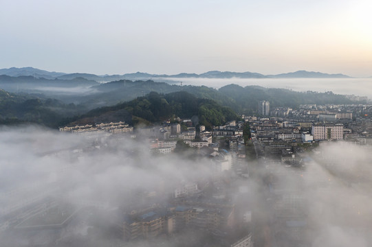 云雾中的通道县城