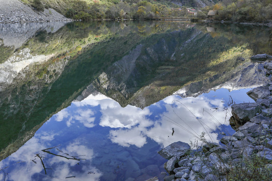 阿坝叠溪松坪沟水面光影