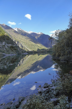 阿坝叠溪松坪沟水面光影