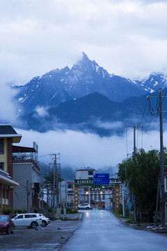 雪山下的小镇