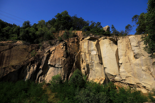 山体岩石峭壁