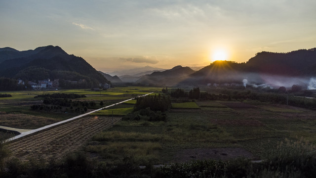 山间夕阳