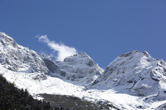 蓝天白云雪山