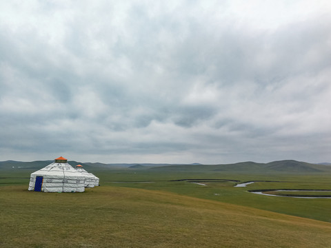 草原蒙古包河流牧场