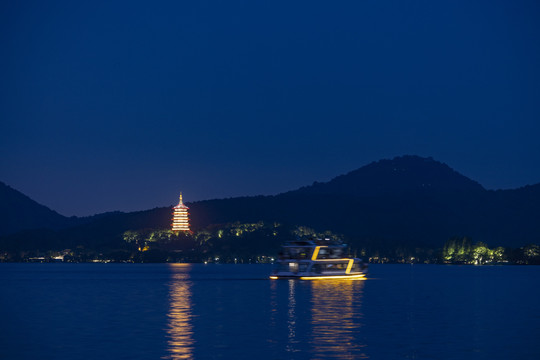 杭州西湖雷峰塔夜景