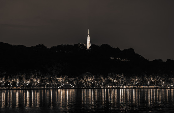 杭州西湖保叔塔夜景