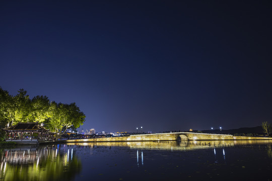 杭州西湖断桥夜景