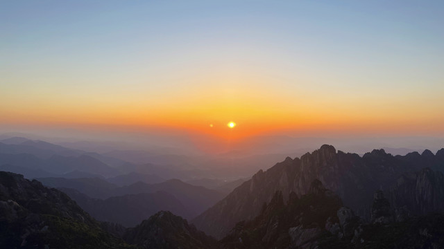 黄山鳌鱼峰日落