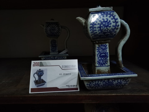 青花缠枝纹方形油灯