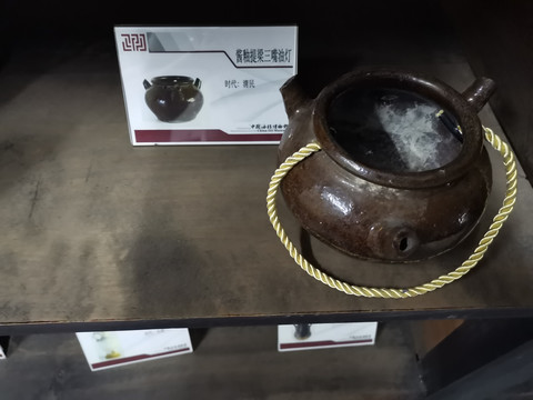 酱釉提梁三嘴油灯