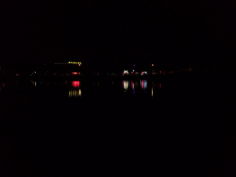 上海宝山湖边夜景