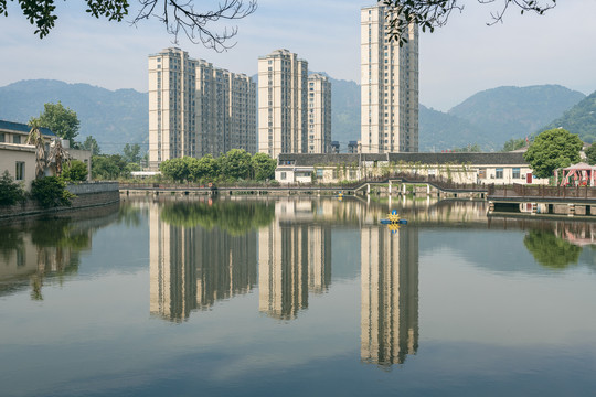 城镇湖水建筑倒影