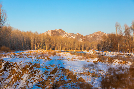 雪后宁静的山村风光