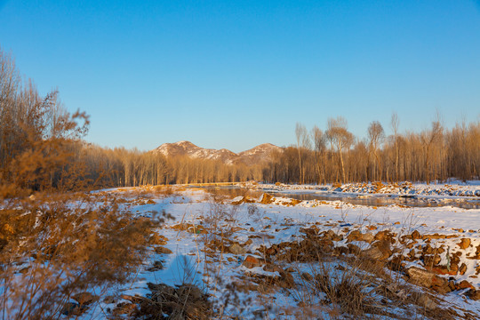 雪后宁静的大山河流