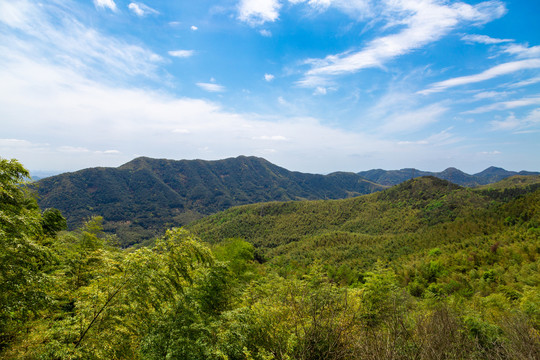 蓝天白云下的青山