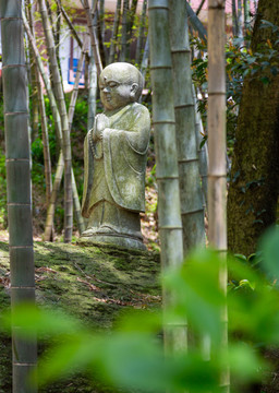 竹林里的小和尚石像