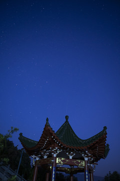 寺庙夜晚星空