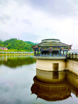 调节坝风雨廊桥