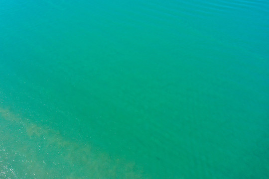 航拍三亚湾海水浴场湛蓝海面